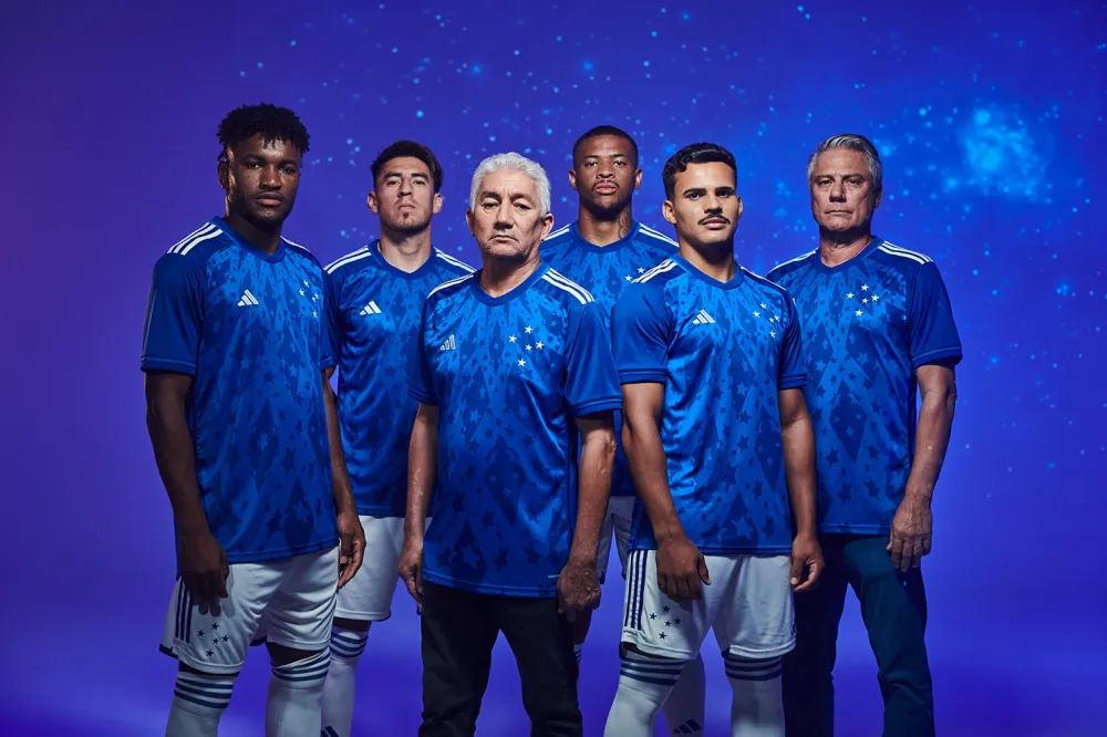 Cruzeiro Lança Camisa Retro em Homenagem a Conquistas Inesquecíveis