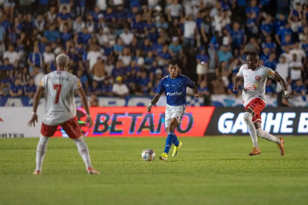 O Cruzeiro Empata com Tombense, Apesar de Desvantagem Numérica