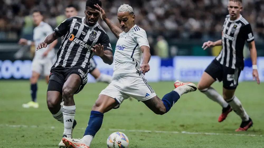 Erro de Matheus Pereira marca empate do Cruzeiro contra o Atlético-MG; meia rebate críticas ao esquema de três zagueiros