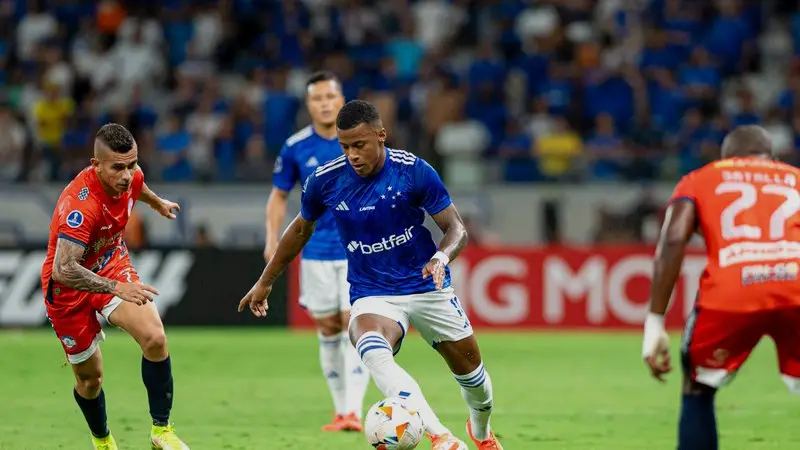 Cruzeiro desperdiça vantagem de 3 gols e é vaiado no Mineirão